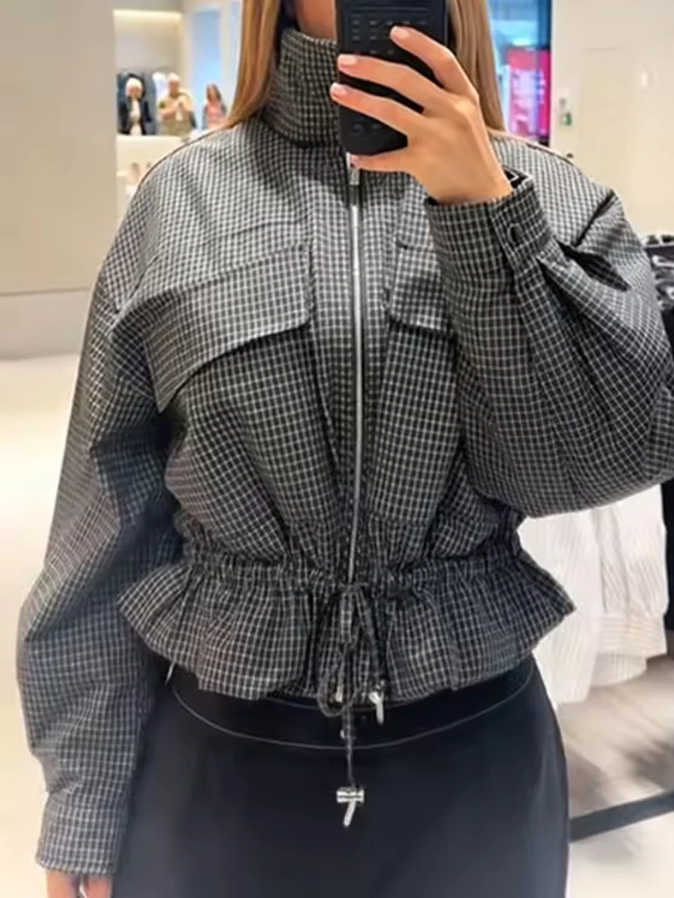 Damenjacke mit Karomuster, kurz geschnitten, modischer Stehkragen, Reißverschluss, Kordelzug am Saum, Taschen, Baumwollmantel, Herbst- und Winterjacke, Freizeitjacke.