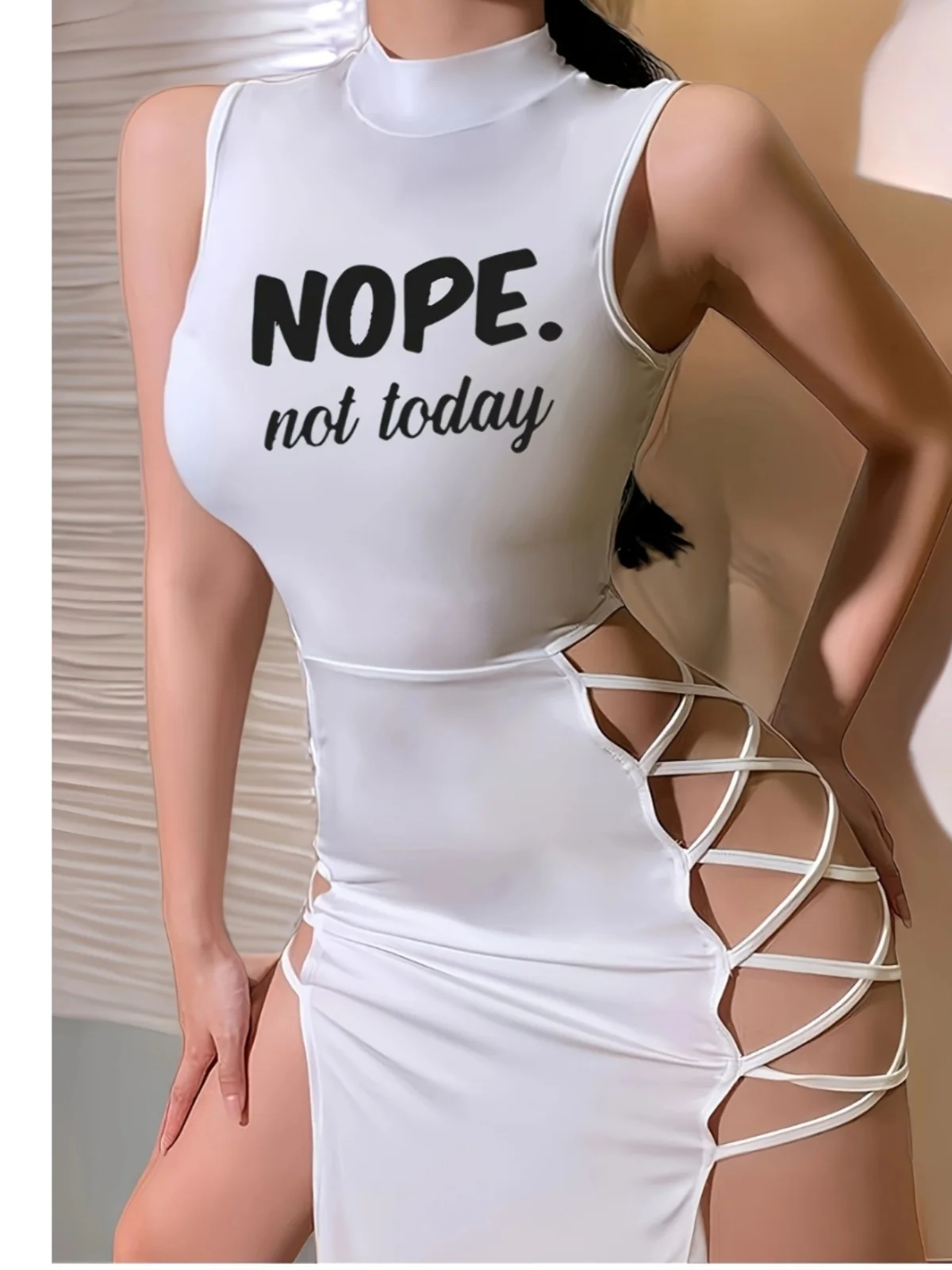 ชุดเดรสยาวทรงเข้ารูปผ้าโพลีเอสเตอร์พิมพ์ลายตัวอักษรเซ็กซี่แบบใหม่สำหรับฤดูร้อน ผ่าสูง ผูกเอว เหมาะสำหรับใส่ไปเที่ยวคลับ