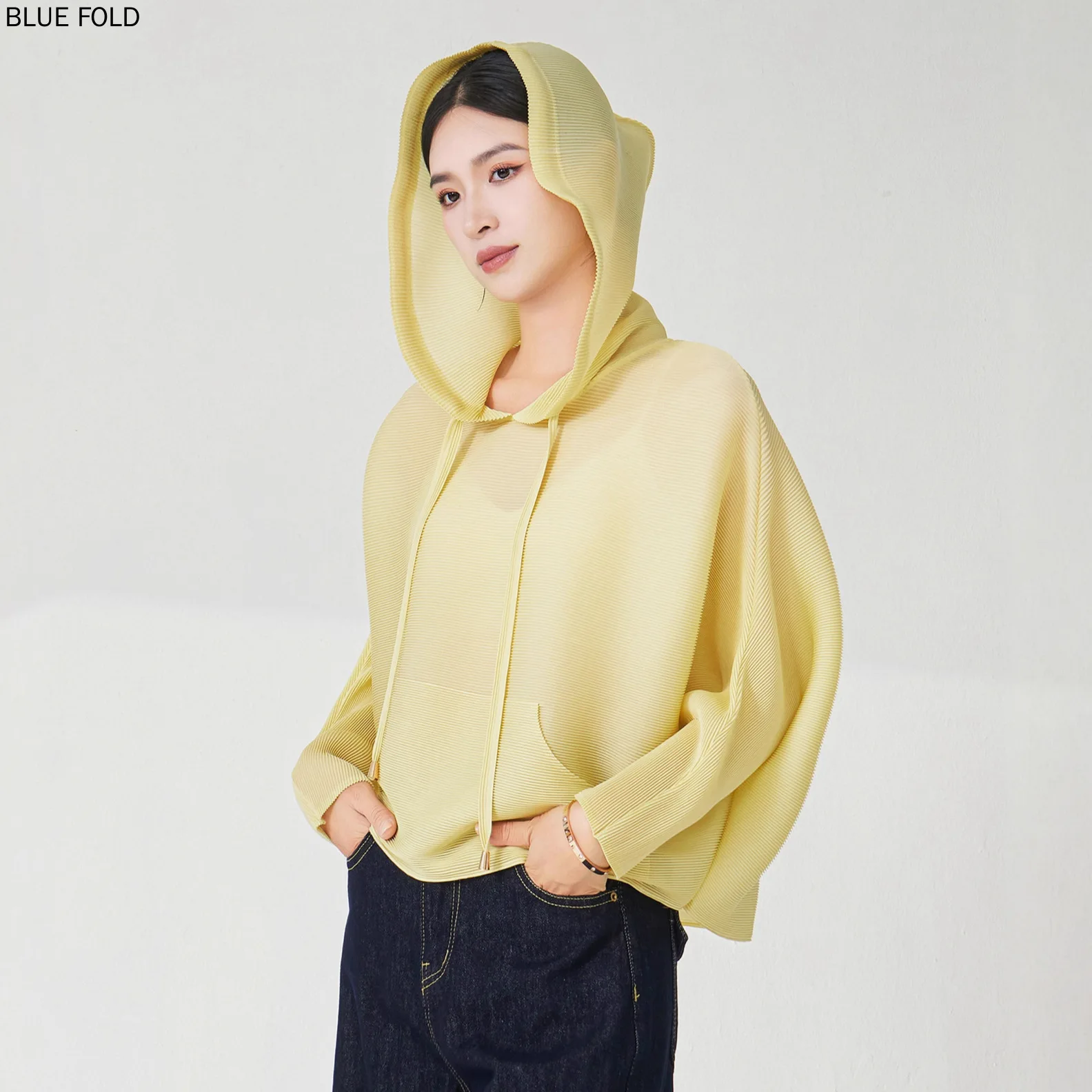 MIYAKE PLEATS Sudadera con capucha para mujer otoño nuevo estilo suelto y adelgazante de gran tamaño con capucha pulóver chaqueta diseño sentido