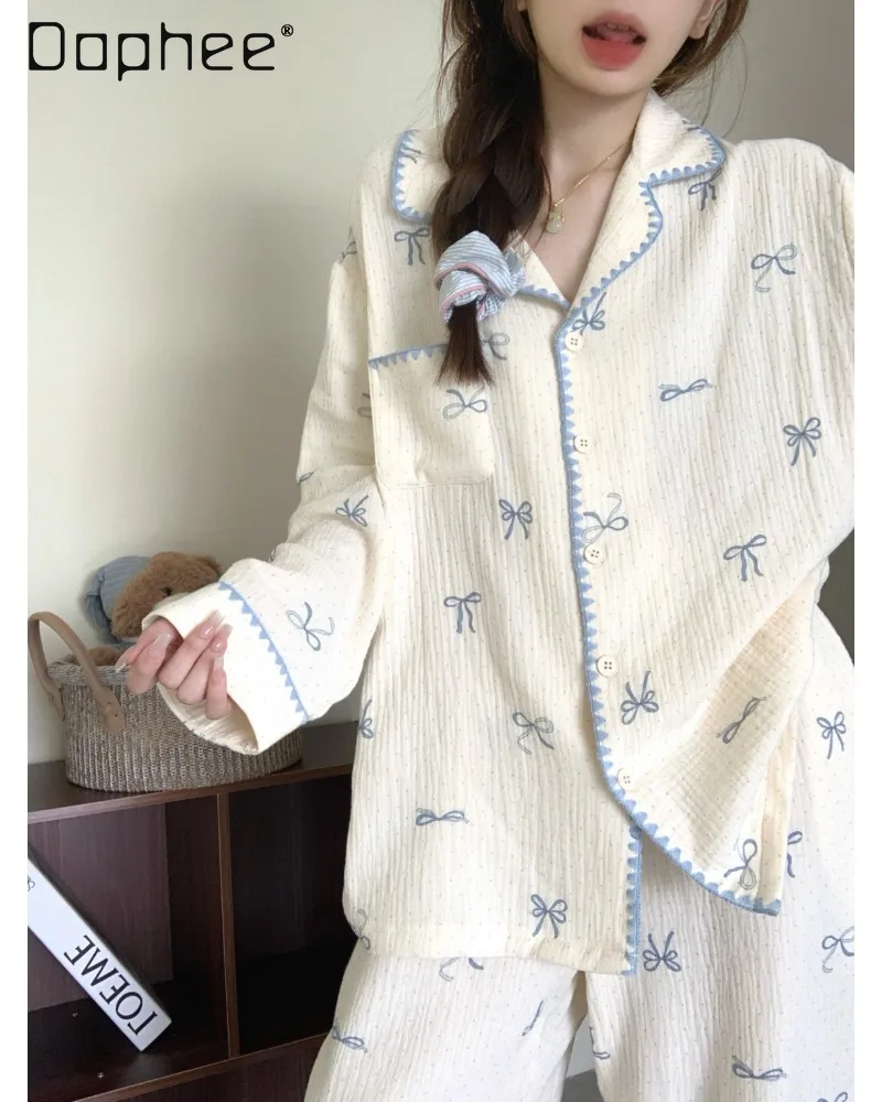 韓国風の若い女性向けの優しいスタイルのパジャマ、ライトブルーで蝶結びプリントの襟付き、長袖パンツ、女性用ホームウェア。 1