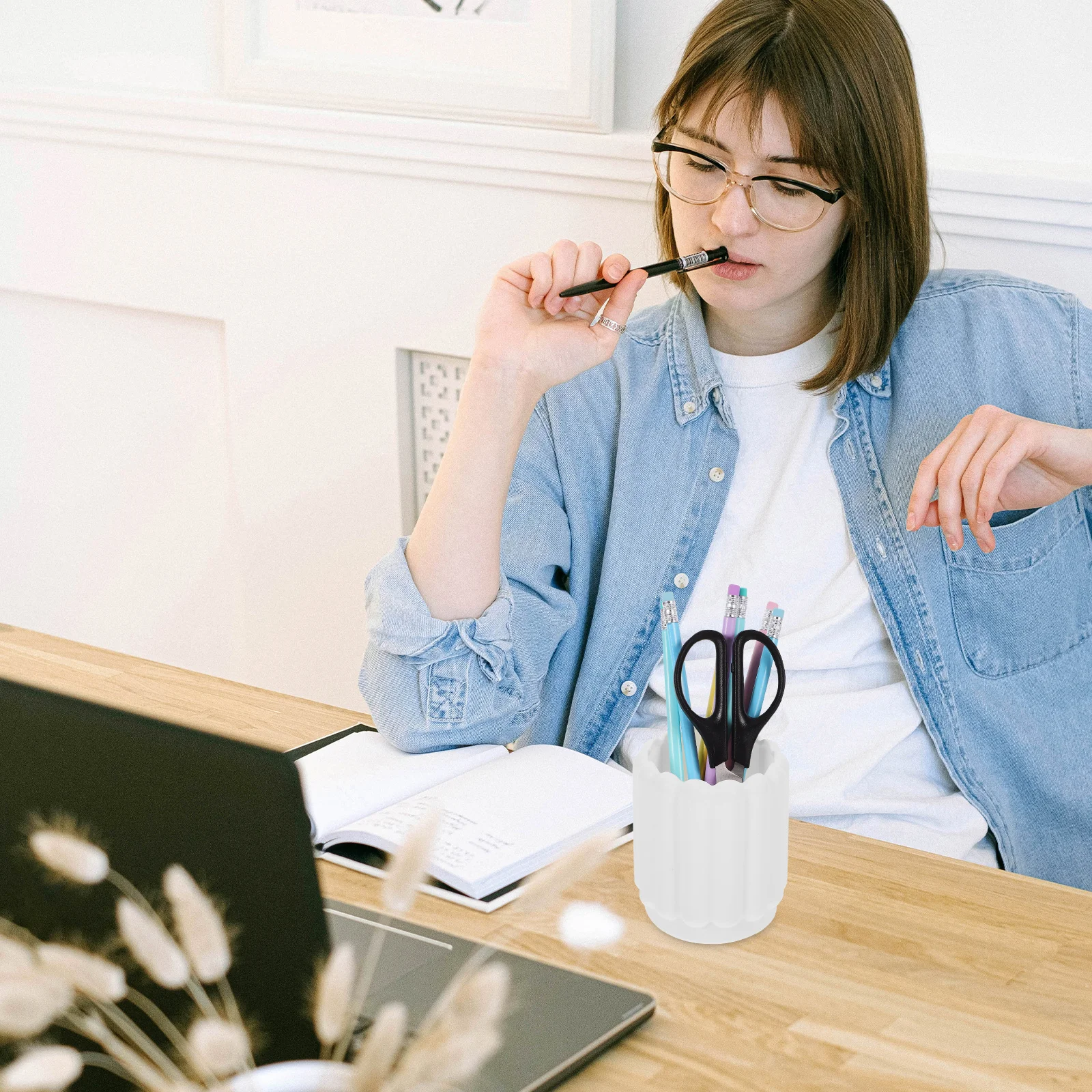 

Silicone Pen Holder Smooth Surface Desktop Organizer Multifunctional Makeup Brush Storage Box Office Home Car Use