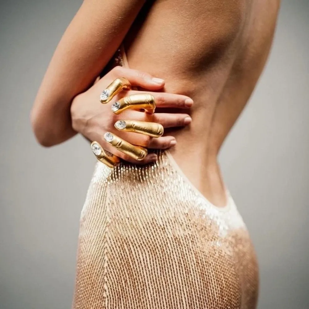 Big Hand Design Fashion Show Ring Hand-In-Prayer Design Heavy-Work Luxury Gold-Plated Big Hand Ring Elegant Alloy