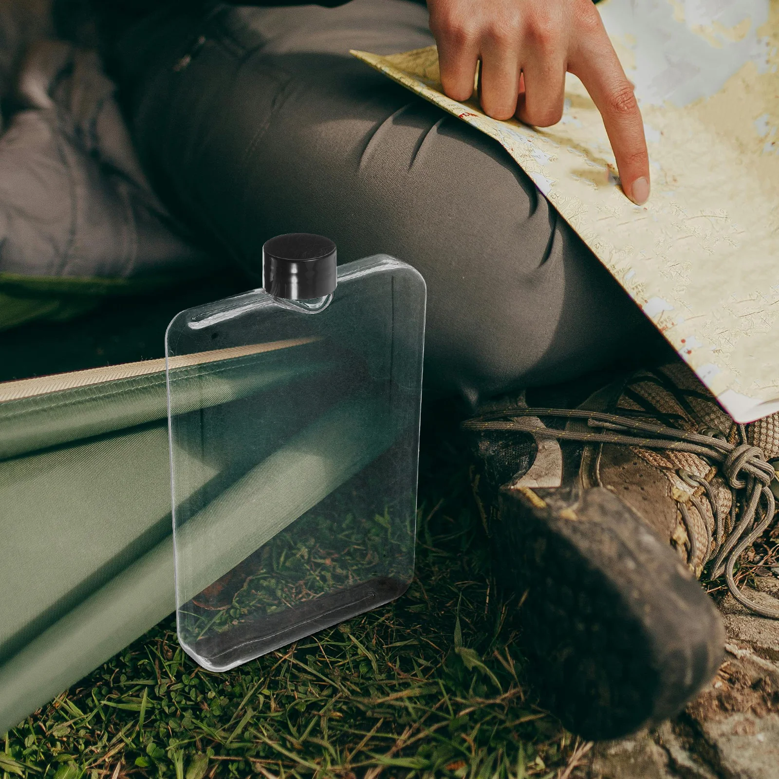 

Portable Flat Water Bottle Transparent Slim Square Outdoor Sports Bottle for Gym Hiking Camping Travel Use Plastic Flask
