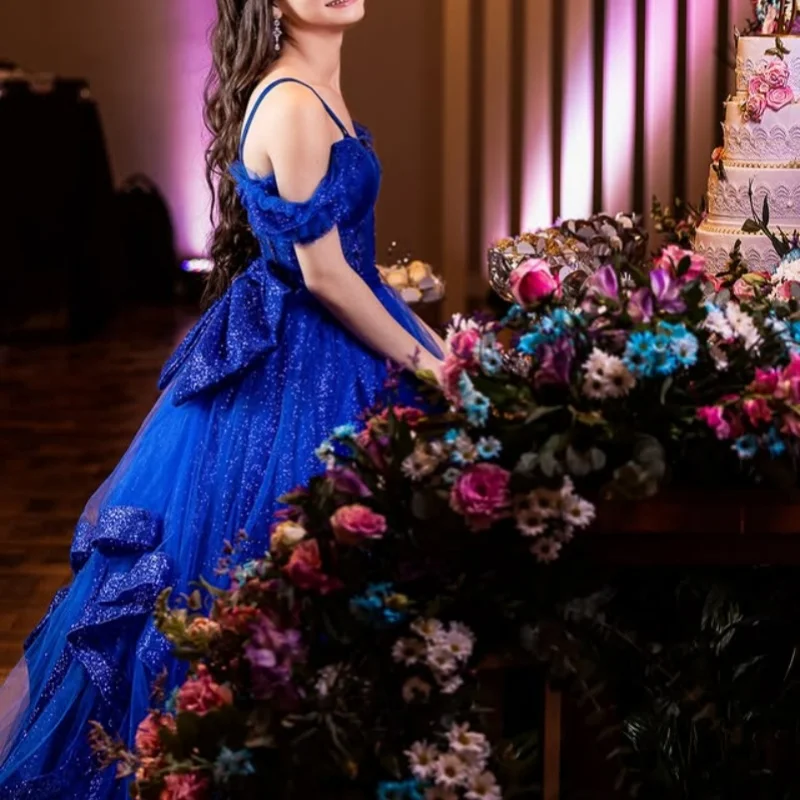 فساتين Quinceanera لامعة باللون الأزرق الملكي مخصصة قبالة الكتف ترتر ذيل طويل دانتيل طبقات فيستدو 15 Quinceanera