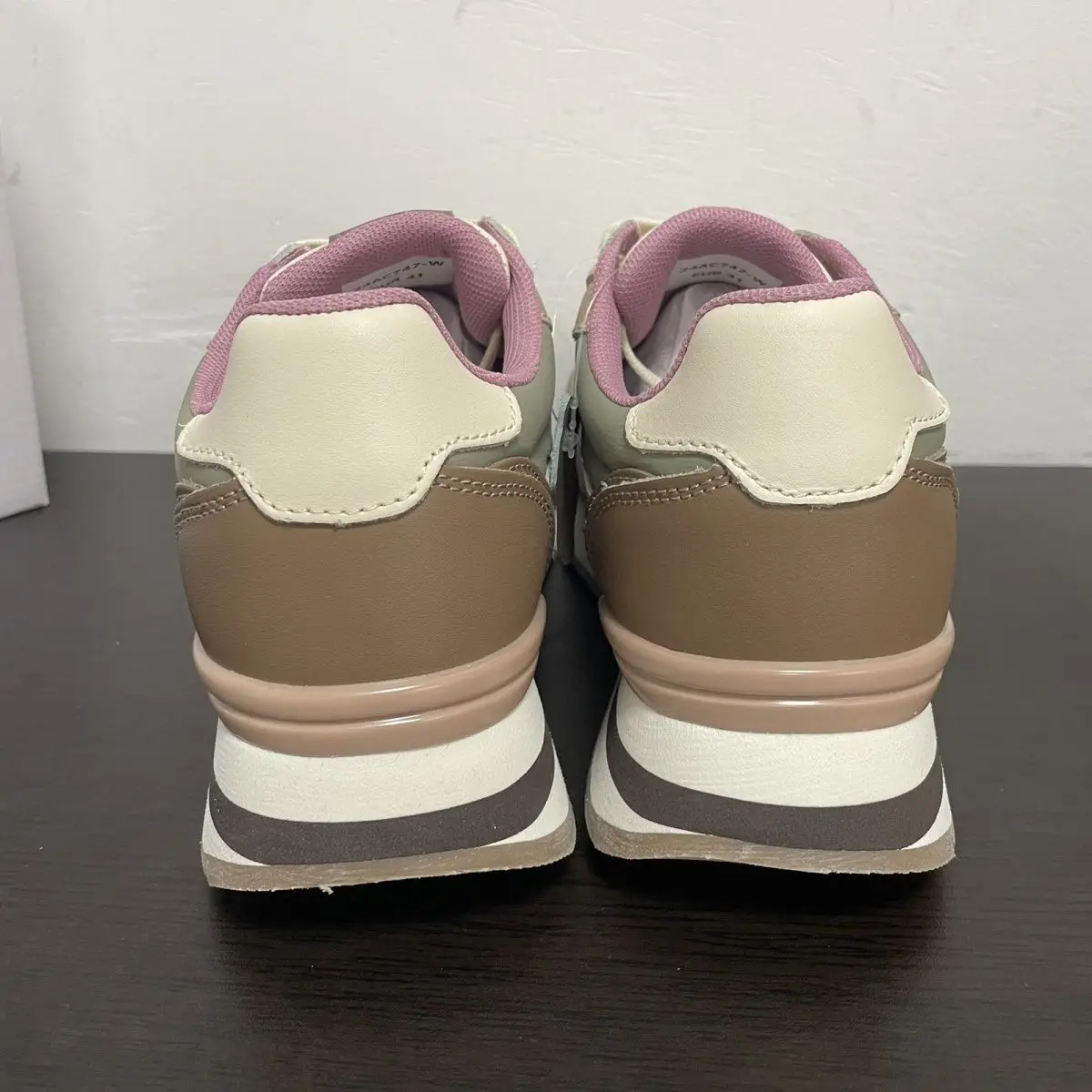

Hot 2025 new lightweight summer professional breathable casual walking shoes Neutral luxury multifunctional shoes Very good