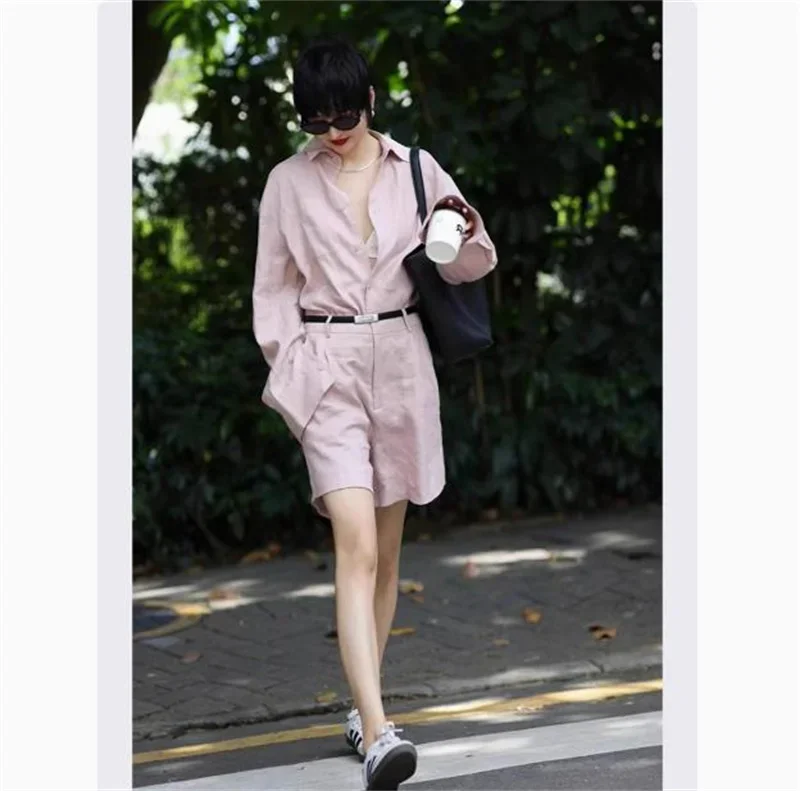 แฟชั่นเกาหลีสีชมพู 2 ชิ้นชุดชุดสตรีชุด 2025 ฤดูร้อนใหม่เสื้อกระดุมแถวเดียว + กางเกงขาสั้นขากว้างชุด