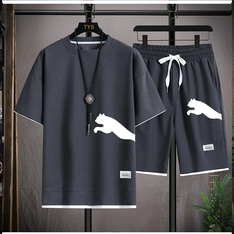 เสื้อยืดแขนสั้นผู้ชายระบายอากาศดีรุ่นใหม่สำหรับฤดูร้อน + กางเกงขาสั้น ชุดออกกำลังกายกลางแจ้งสำหรับวิ่งจ๊อกกิ้งและฝึกซ้อม ลายพิมพ์ ชุดกีฬาผู้ชาย 2 ชิ้น