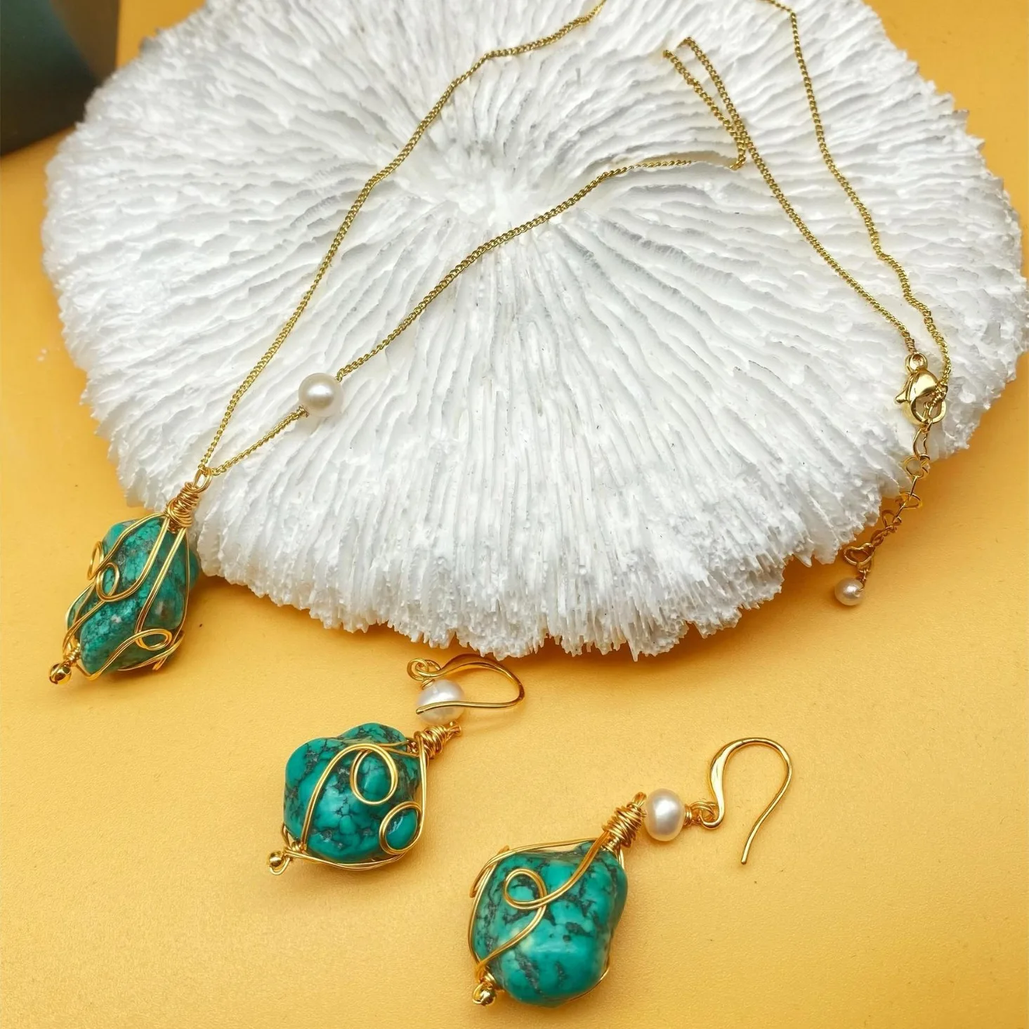 

Natural turquoise women's new retro light luxury necklace neck chain design temperament collarbone chain