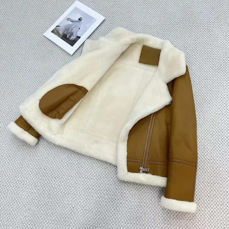Naturalne futro z owczej skóry Merino Zimowe kobiety Krótka długość 2024 Nowość Typ lokomotywy Cała skóra owcza Gruba ciepła