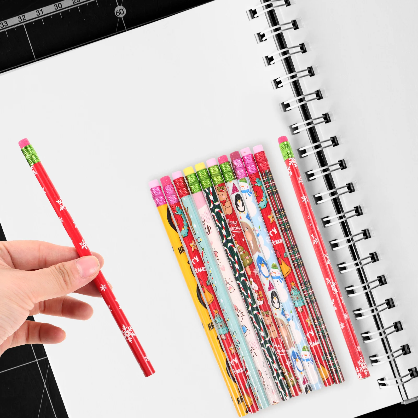 Lápiz portátil de 72 piezas para estudiantes, lápices de dibujos animados con gomas de borrar para Halloween y Navidad, dibujo y escritura