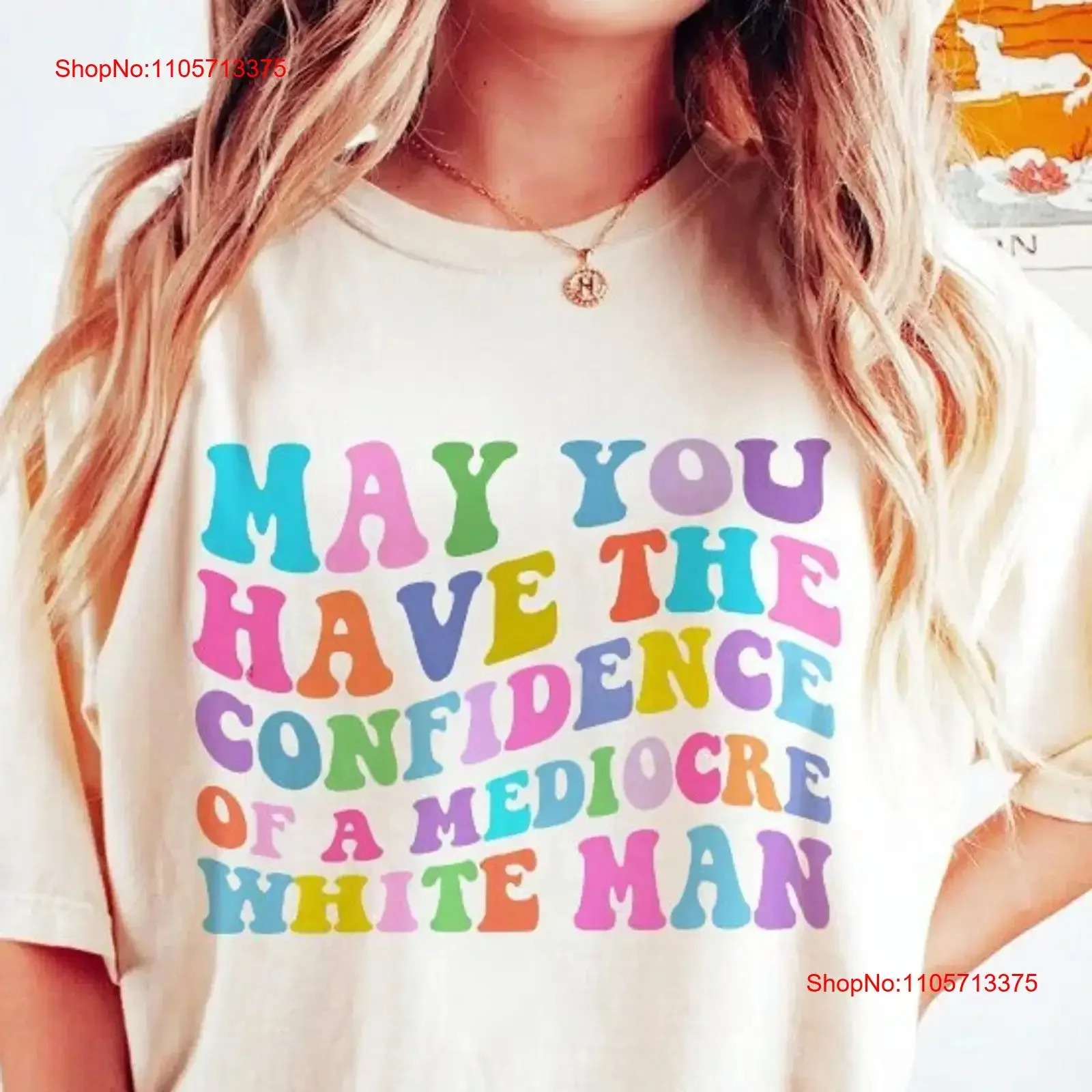 Que vous soyez confiante dans votre chemise rétro de type homme blanc moyen de classe, avec un message féministe anti-patriarchat, et que vous vous comportiez en tant qu'activiste libérale.