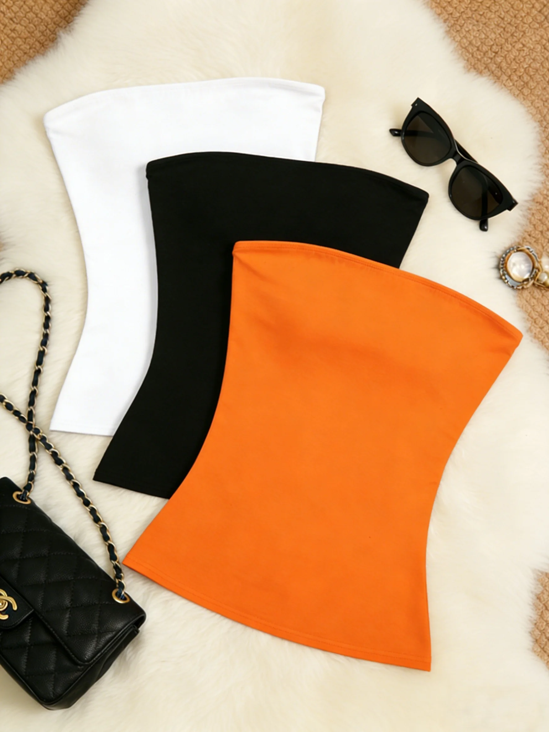 Damen-Set aus dreiteiligem, einfarbigem, trägerlosem Tube-Top, schmal geschnittener, ärmelloser kurzen Weste und lässigem Sommer-Basic-Camisole. – Detail 1