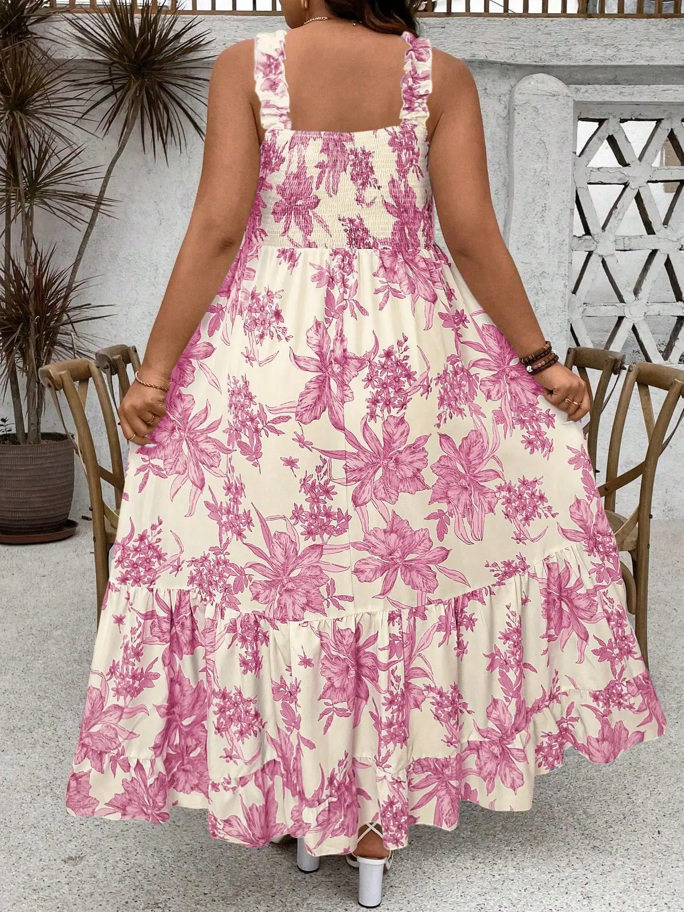 

Макси-платье А-силуэта с цветочным принтом, оборками по низу, на тонких бретелях и со сборками на груди