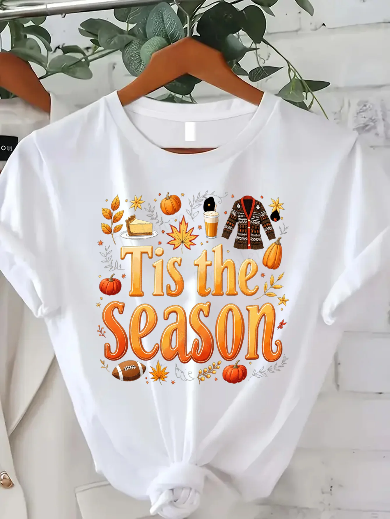 

Удобная женская футболка с принтом «Осенняя сезонная футболка» — футболка с рисунком тыквы, футбола и свитера»