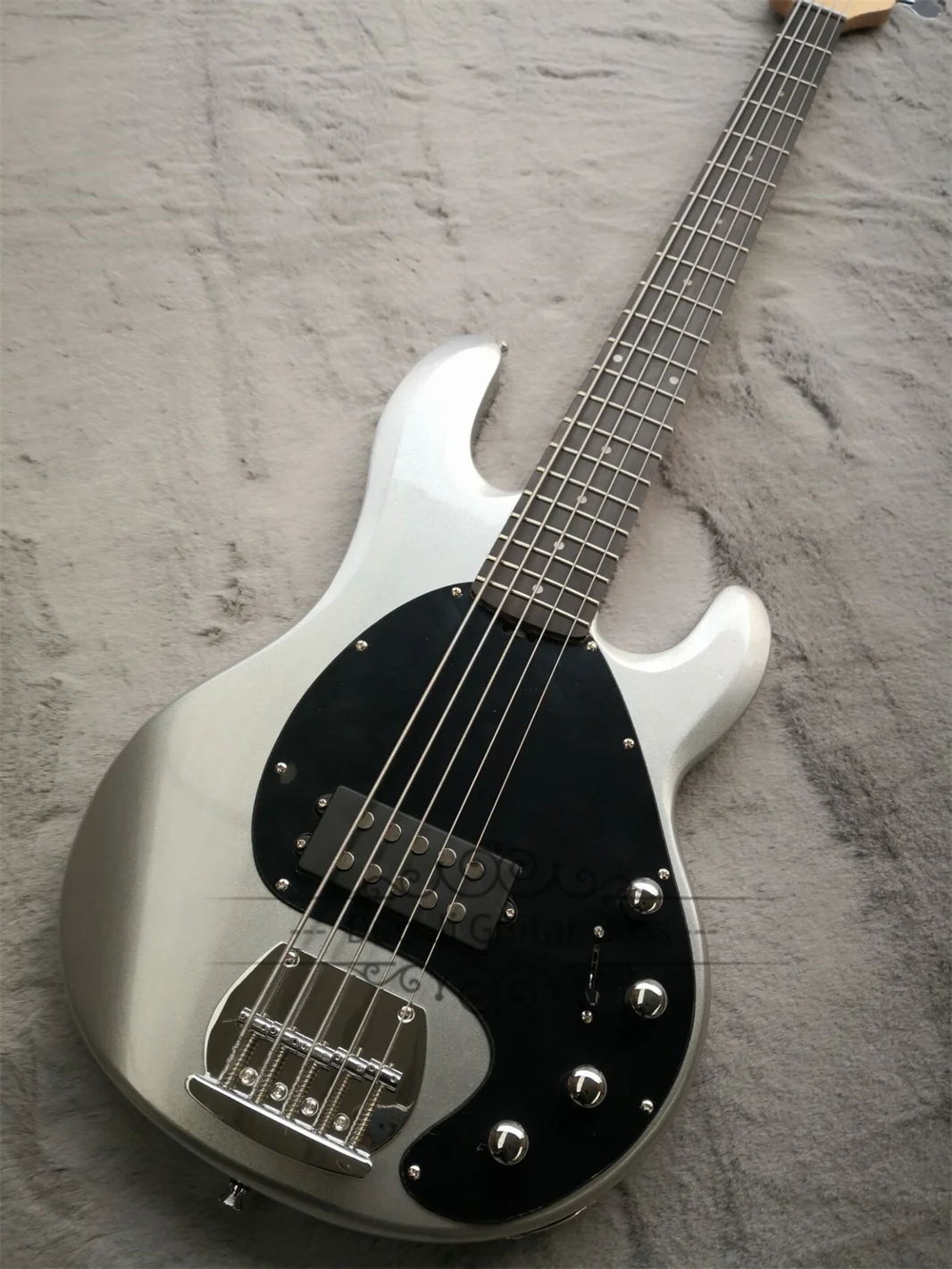 5 strings silver bass guitar, solid wood body, maple neck, rosewood fingerboard, black guard plate, active