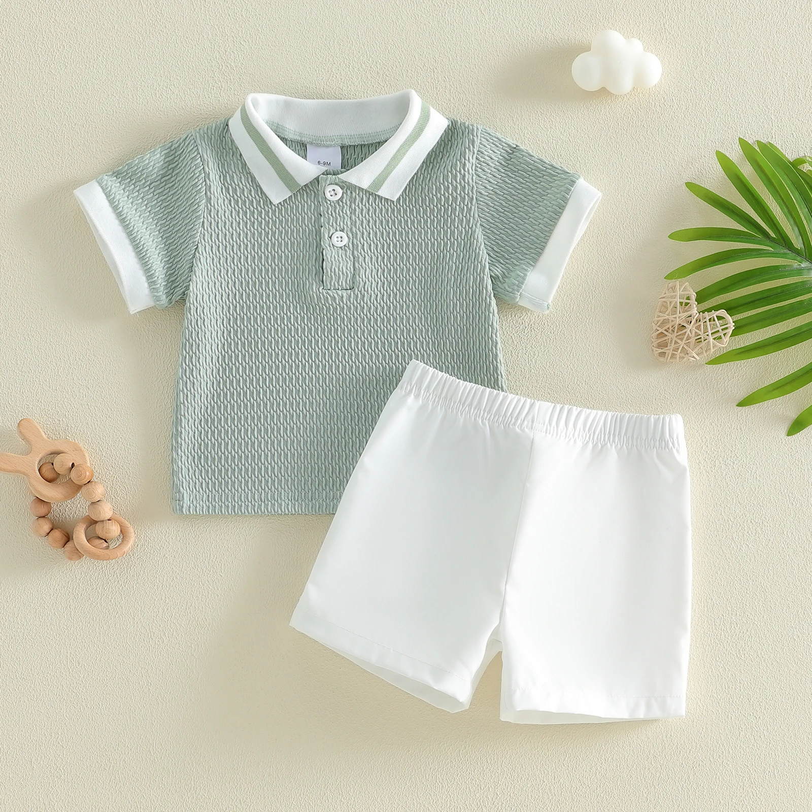 

Комплект из двух предметов для малышей: трикотажная рубашка с коротким рукавом и воротником и шорты, летний наряд