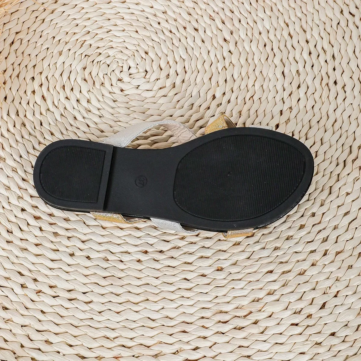 Zapatillas de cuero liso para mujer, zapatos con punta abierta, toboganes casuales dorados y plateados, zapatillas de playa con correa de hebilla, zapatos planos