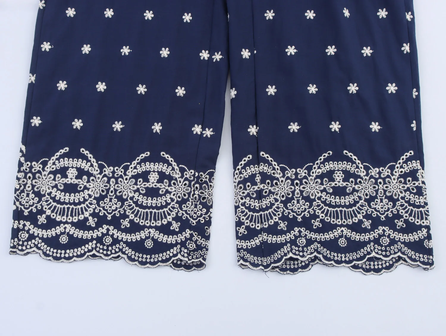 Nuovi prodotti estivi 2025 abbigliamento femminile moda pantaloni casual a gamba larga a vita alta ricamati in stile europeo e americano