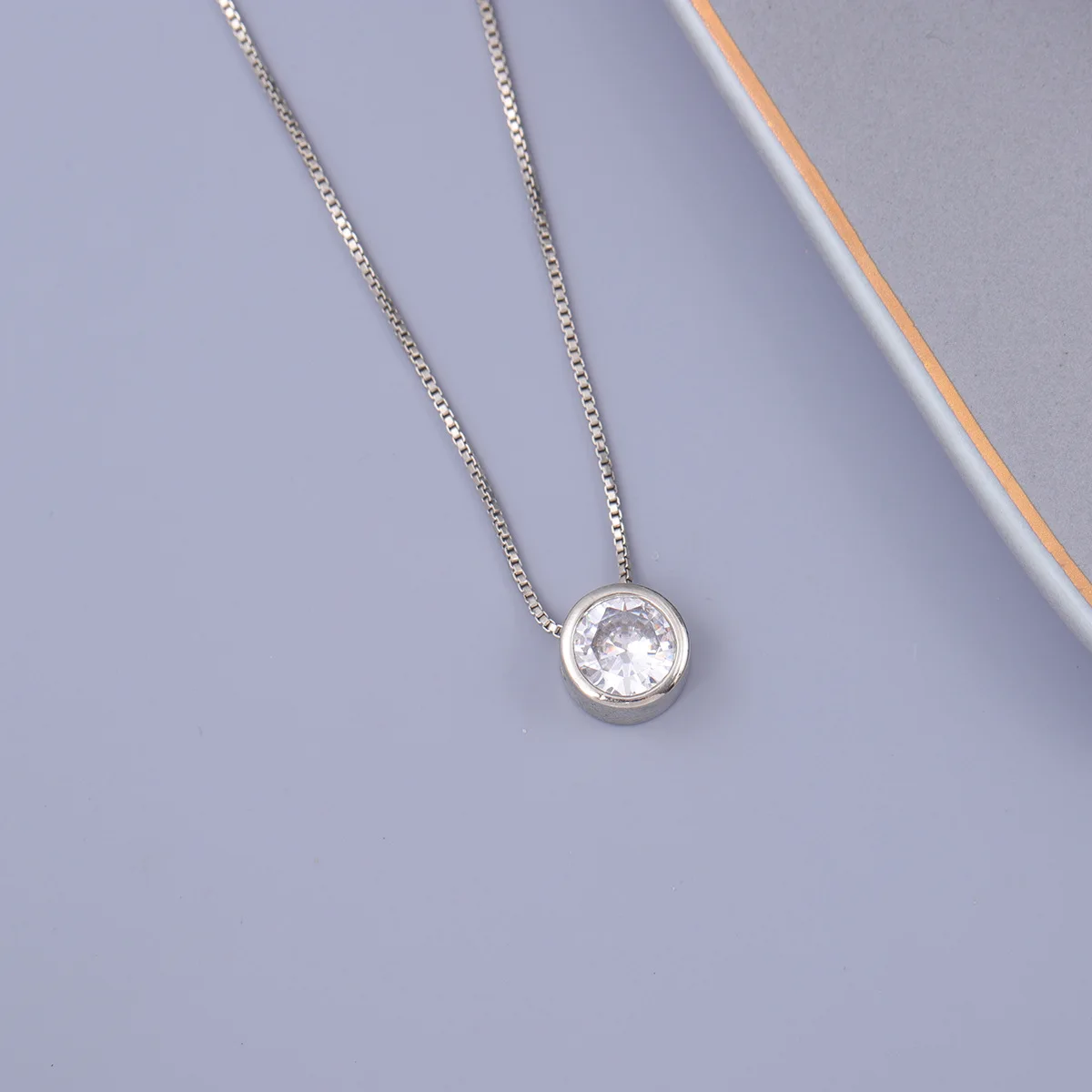 

Изысканные ювелирные изделия из стерлингового серебра 925 пробы, маленькие круглые кристаллы, женские модные аксессуары, простые темпераментные ожерелья с подвесками XL138