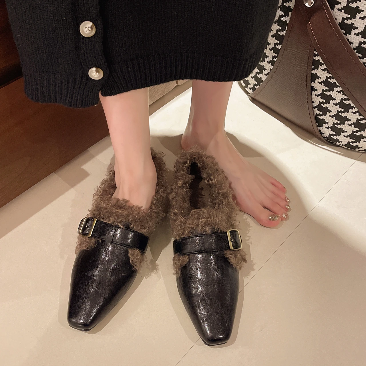 حذاء نسائي من الفرو بالإضافة إلى كعب عالي مخملي دافئ لخريف وشتاء 2025، حذاء كلاسيكي مريح بتصميم كلاسيكي جديد منخفض الارتفاع. #5