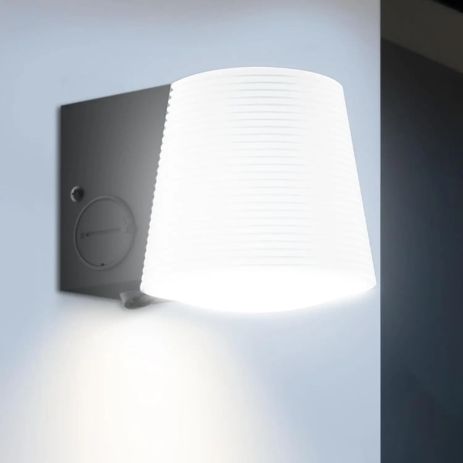 

Гибридный светильник для крыльца переменного/солнуха, с регулируемой яркостью 3 CCT, датчик движения PIR, водонепроницаемое наружное бра 1000LM для патио, белый, 1 шт.