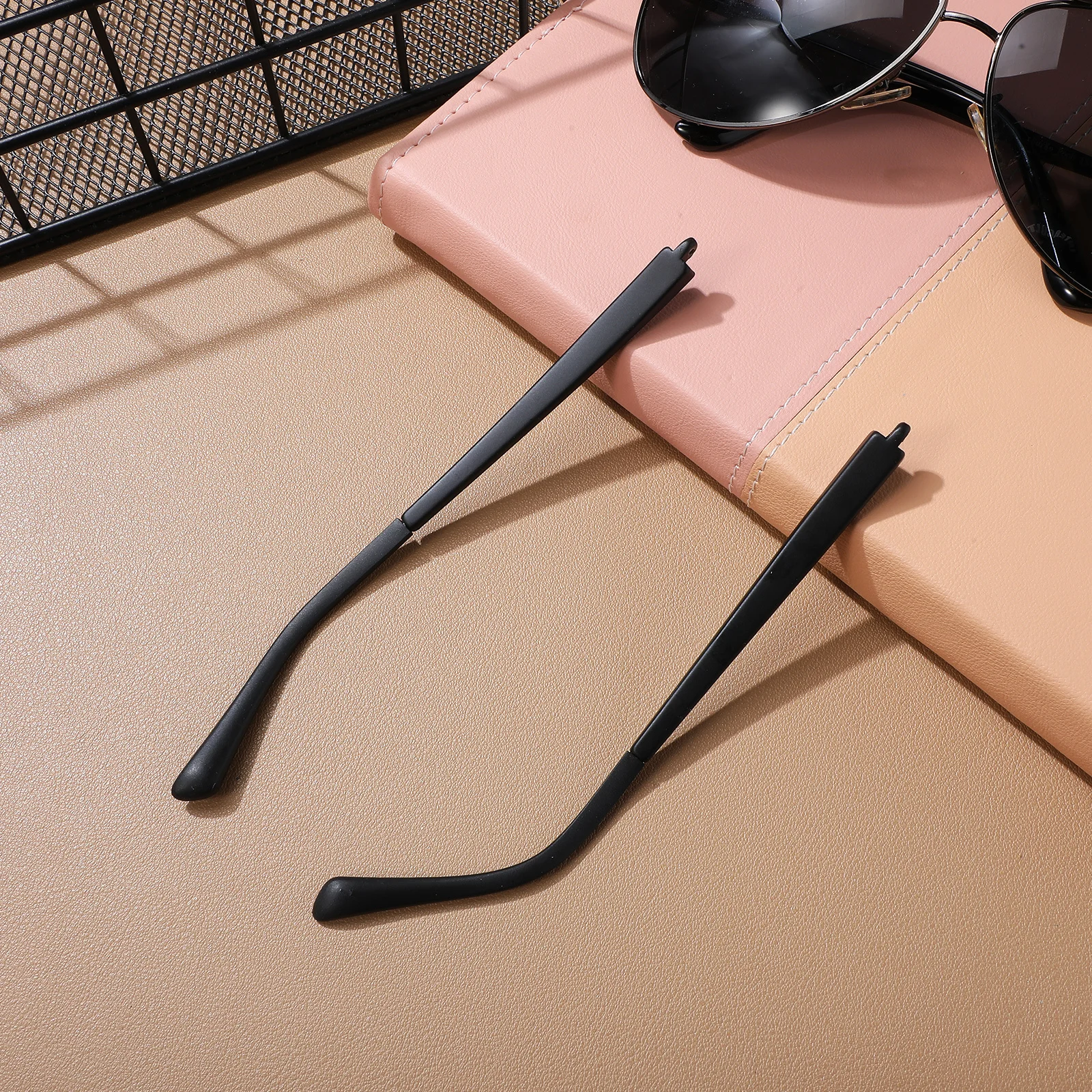 

1 комплект сменных дужек для очков, нескользящие, обеспечивающие комфортную посадку, подходят для большинства оправ, включая солнцезащитные и очки для чтения