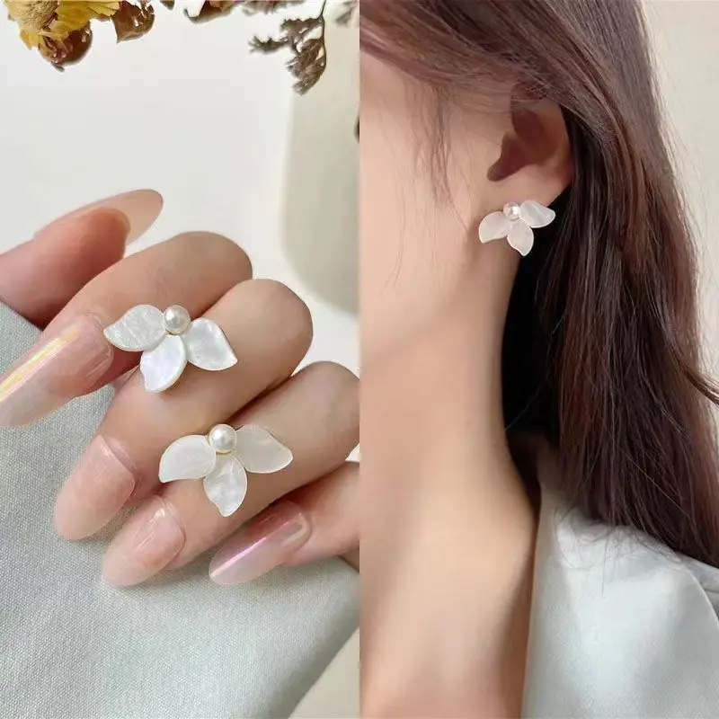 Fashion White Flower Stud Earrings for Women Cute Korean Imitation Pearl Elegant Petal Small Earrings Girls Gift Simple Jewelry