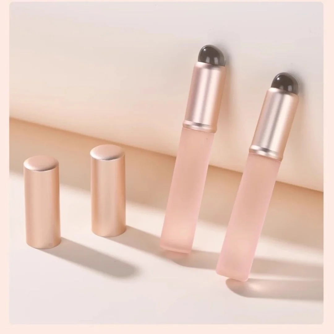 Pincel de silicona rosa portátil con tapa, mini brocha para difuminar corrector, pincel para lápiz labial, bálsamo labial, lápiz de labios de color, cosmético.