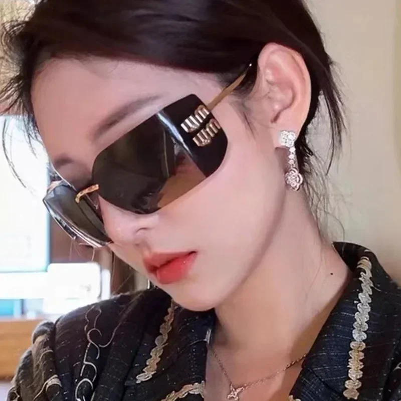 2025 Occhiali da sole da donna in metallo di lusso con design retrò senza cornice Occhiali da sole da escursionismo da viaggio con decorazione di alta qualità