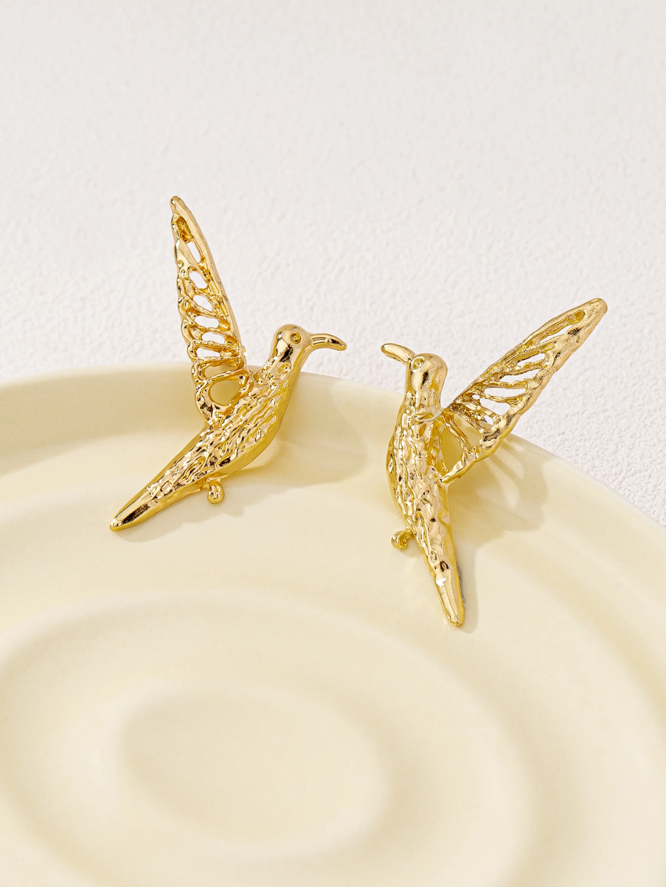 1 Pair of Simple Elegant and Versatile Retro Fashion Pigeon Earrings