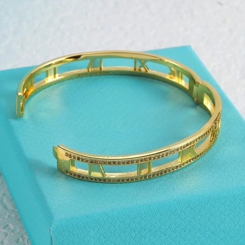 أساور كلاسيكية بأحرف عصرية، إكسسوار نسائي كلاسيكي 2025