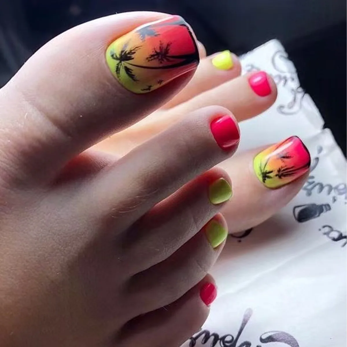 24Pcs fake nail art festival, summer yellow and red gradient blending coconut tree ocean style wearing nail art nail art nail art nail art toenail patches, anniversary gift, perfect gift for women, birthday gift, holiday gift