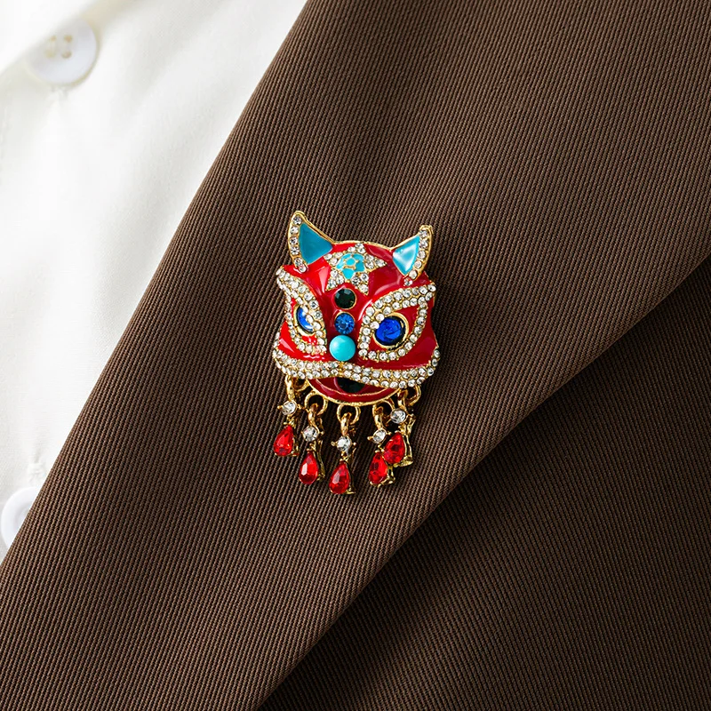 Брошь «Пробуждение льва» в китайском стиле для женщин — легкий роскошный высококачественный красный праздничный аксессуар для корсажа для танца льва
