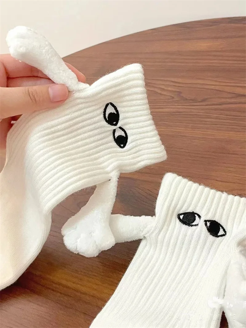 1 Pair Fashion Funny Creative Magnetic Attraction Hands Black White Cartoon Eyes Couples Sox Socks