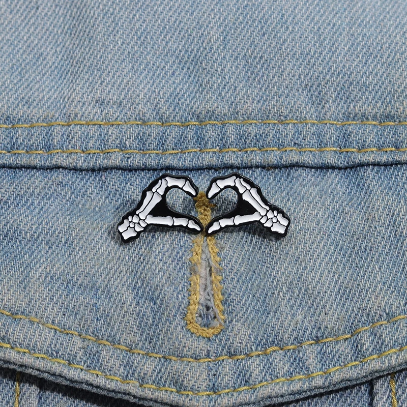 Punk Hands Enamel Pin Skeleton Heart Love Skull Brooches Jewelry Gifts Couples Clothes Finger Lapel Badge Halloween