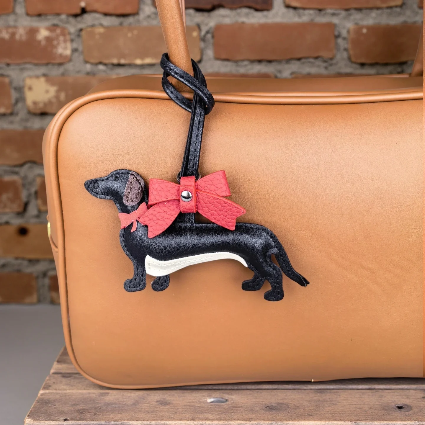 

Кожаный брелок для сумки с красным бантом в виде таксы: из искусственной кожи, тонкий, с красным бантом, премиальный мягкий наполнитель