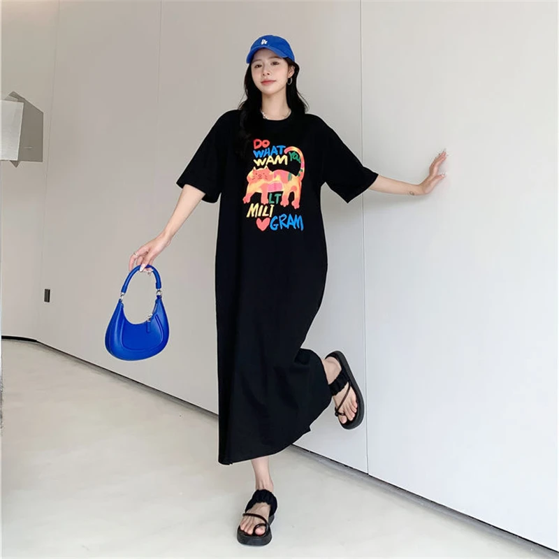 Sommer neue lose Seite geteilt faul T-Shirt Kleid über Knie mittellanges Kleid Cartoon Katze Brief druck lose schwarze Damen bekleidung