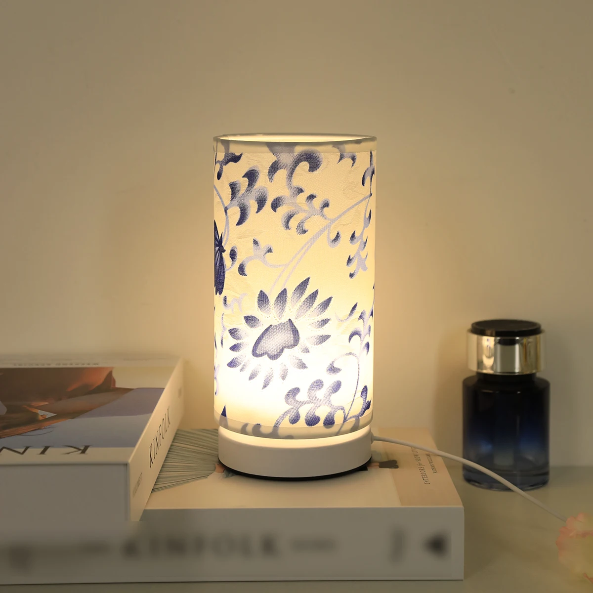 Modern fabric blue and white porcelain desk lamp, home warm lighting desk lamp suitable for bedrooms, study rooms