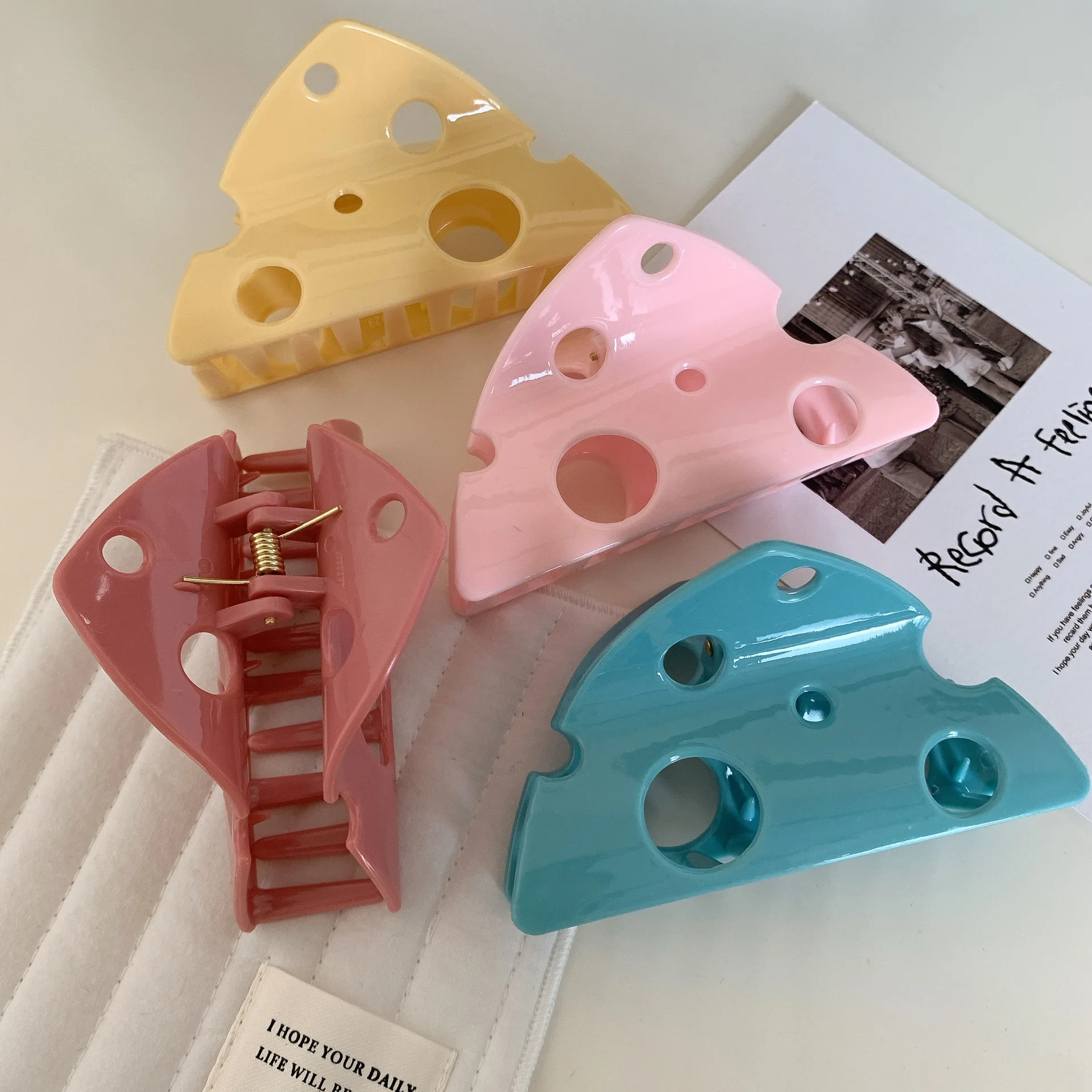 DuoShang, pinza para el pelo de queso hueca triangular dulce, pinzas para el pelo de cangrejo coloridas para mujer, accesorios para el cabello