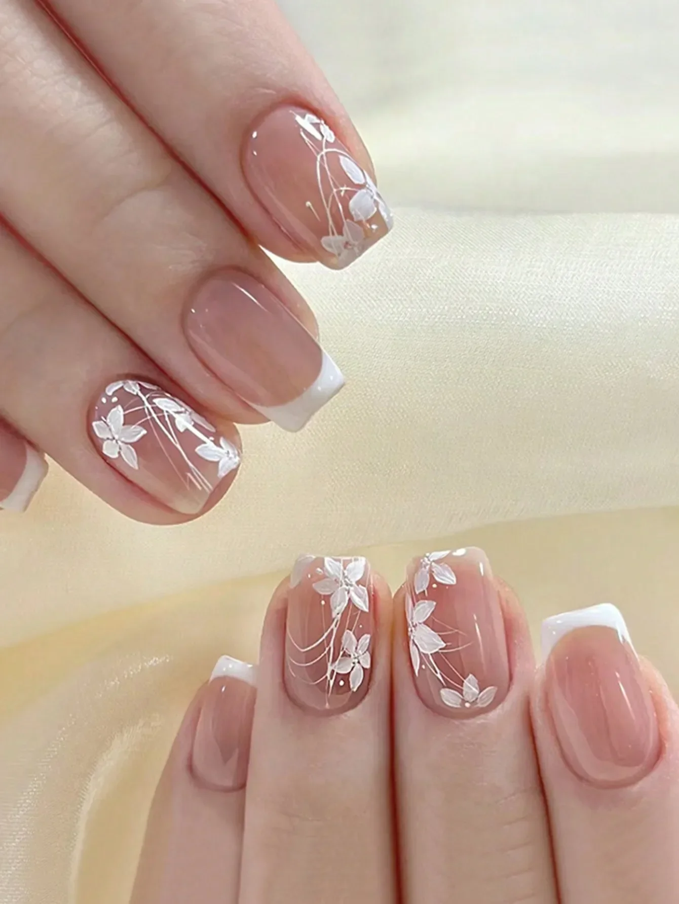 

24pcs Simple Pure White Flower Cute & Sweet False Nails, Suitable For Women & Girls Nail Art Decor + 1 Bottle Jelly Gel + 1 Nail File, Press-On Manicure Supplies