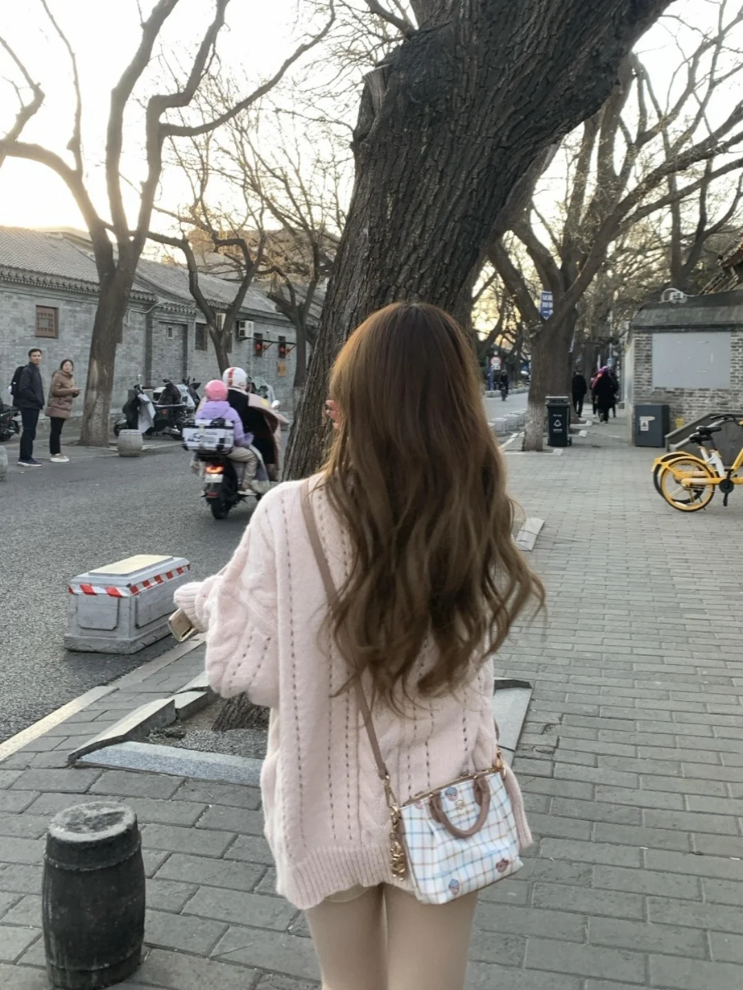 Słodki Różowy Sweter Rozpinany z Dekoltem w Serek, Damski Luźny Kardigan z Wzorem Twist, Odmładzający, Idealny na Zimę, do Noszenia na Co Dzień