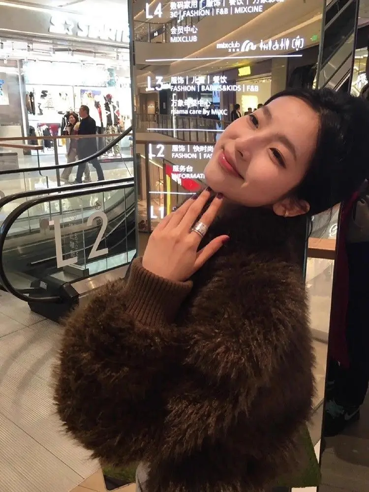 เสื้อแจ็คเก็ตขนเฟอร์เทียมแบบใหม่ รุ่นเมลานจ์ เป็นมิตรกับสิ่งแวดล้อม สำหรับผู้หญิง ทรงสั้น สไตล์เรโทร ใส่สบาย หนา อุ่น เหมาะสำหรับฤดูหนาว เสื้อครอปท็อปขนเฟอร์ สไตล์ Y2K  เสื้อโค้ทขนเฟอร์สุดฮิต