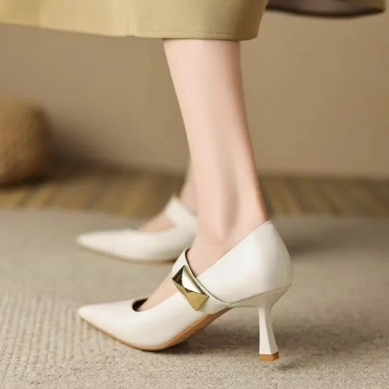 

Модная повседневная женская обувь с мягким заостренным ремешком и пряжкой, новый стиль, простые темпераментные летние пустые высокие каблуки сзади