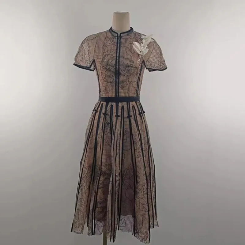 BEWQ แฟชั่นผู้หญิงชุดเดรสหรูหรา O-คอแขนสั้นลูกไม้เย็บปะติดปะต่อกันเย็บปักถักร้อยเอวชุดราตรี 2025 ฤดูใบไม้ร่วงใหม่