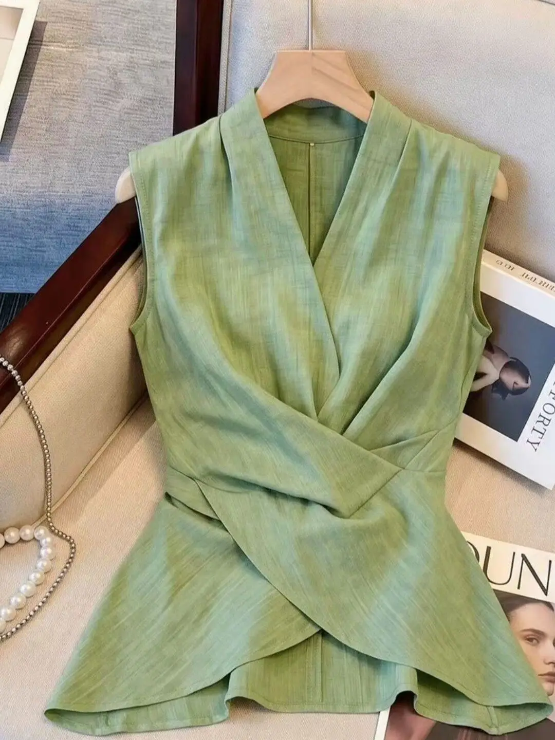 

Elegant V-neck Sleeveless Vest Women's Summer New Style Slimming Top Trendy Fashionable Loose Fit Regular Sleeveless Shirt