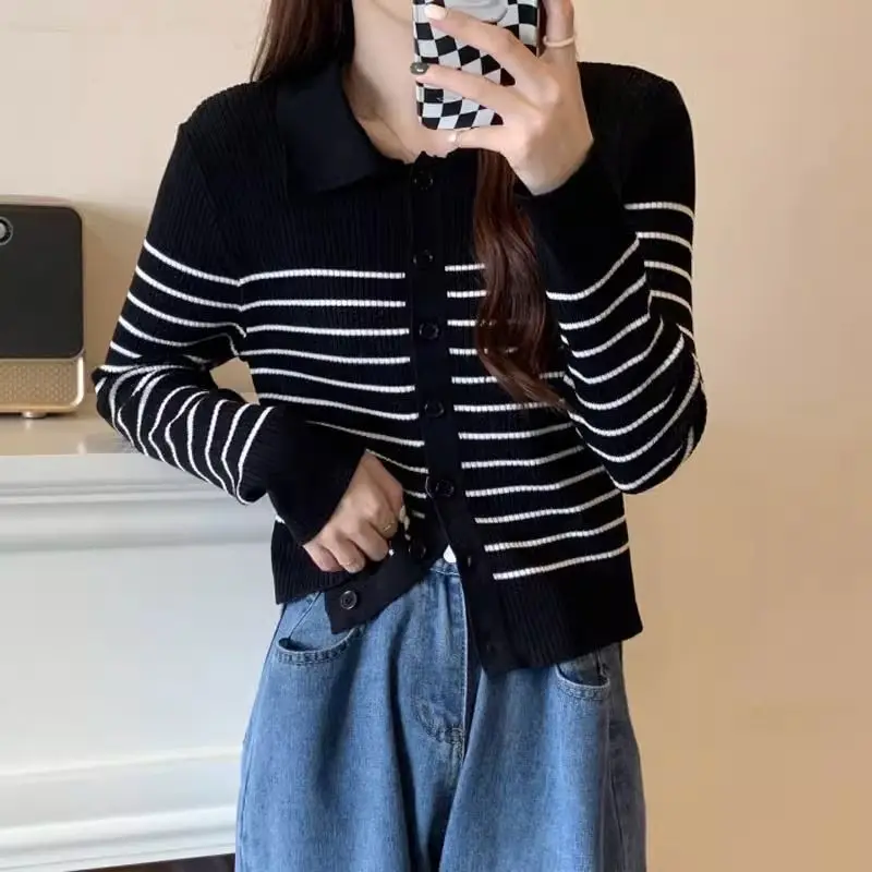 Damski kardigan z dzianiny w stylu retro w paski, łączony, zapinany na guziki, z długim rękawem i kołnierzykiem polo.
