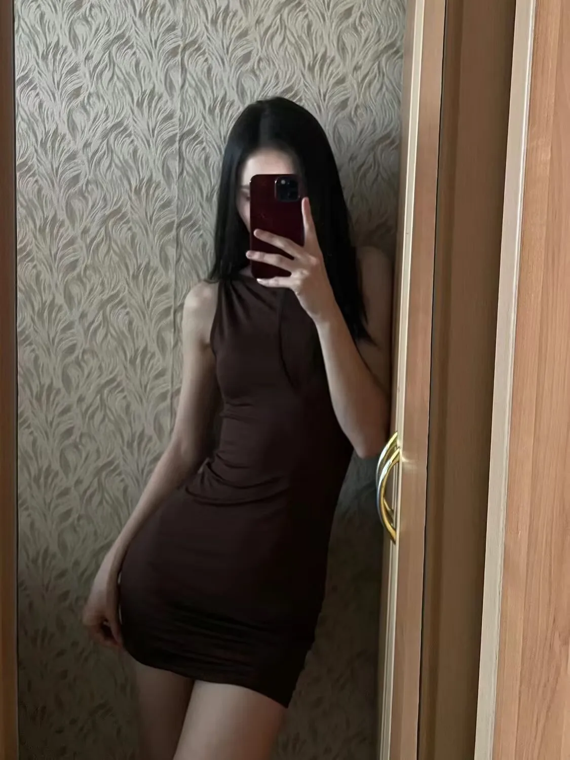 Robe d'été pour femmes européennes et américaines, nouveau style, couleur unie, sans manches, gilet simple, serré et sexy, robe moulante aux hanches, 2025