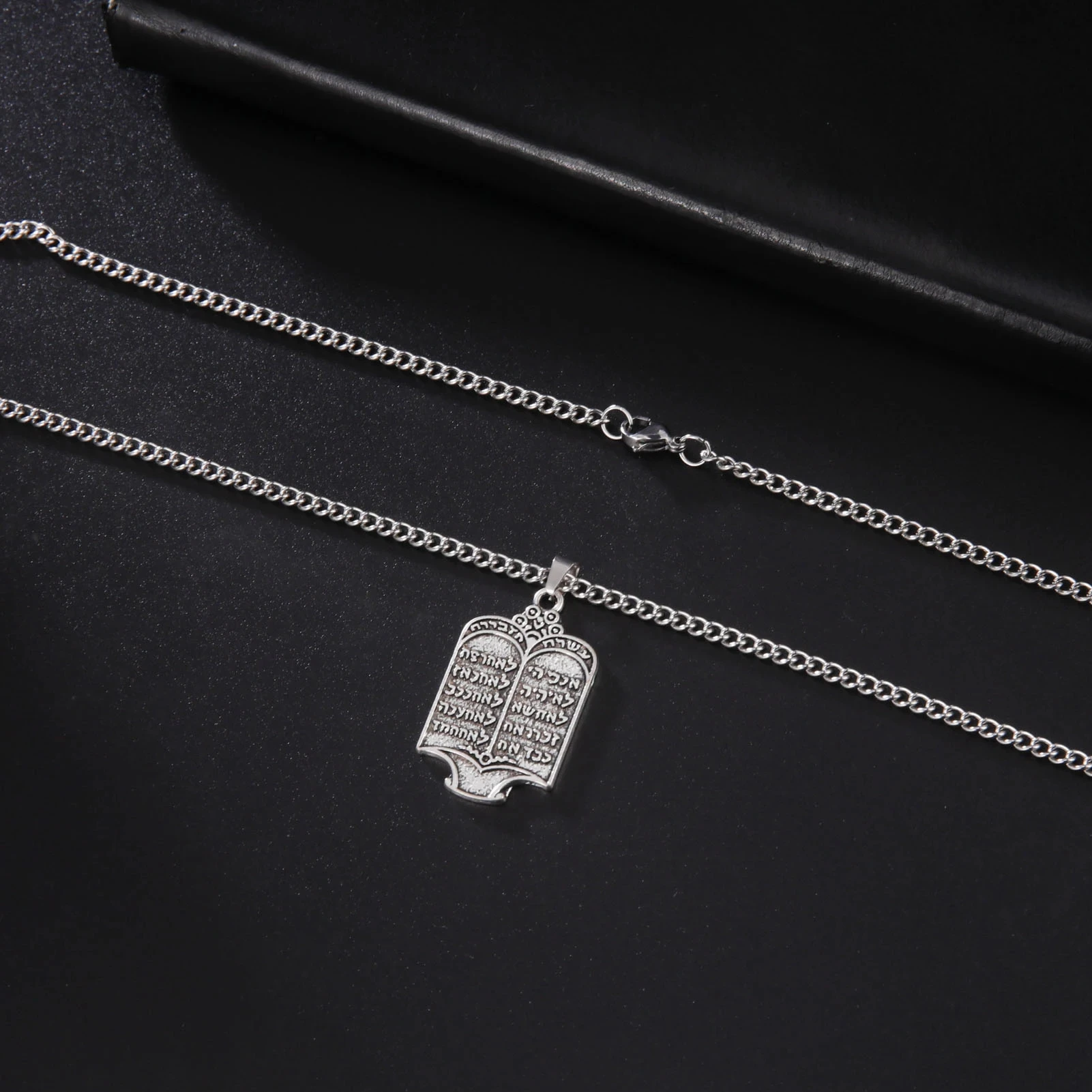 Jeshayuan Hebrew Ten Commandments Necklace Jewish Torah Scroll Religious Amulet Bible Pendant Ethnic Jewelry