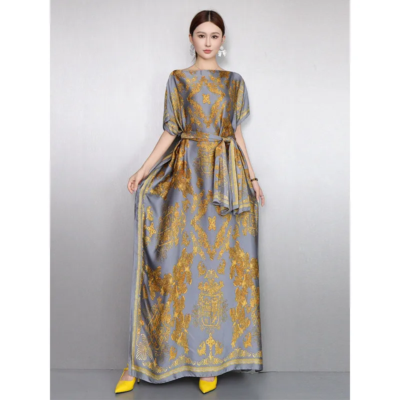 Elegante vestido de satén con estampado jacquard y cinturón, de corte favorecedor para mujeres de talla grande.