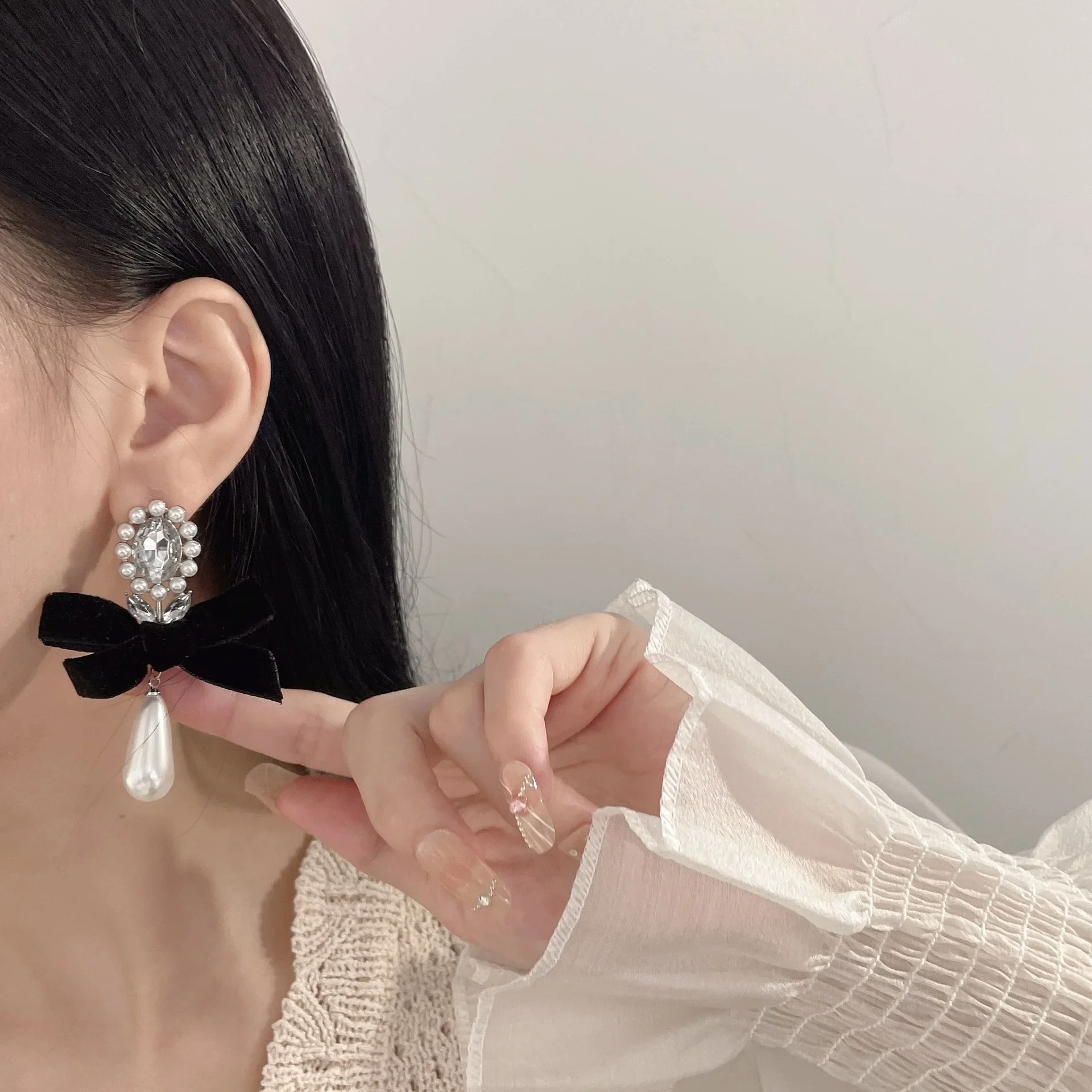 Vintage Velvet Black Bow Ear Clips Earrings 2024 Winter New Trendy Rhienstone Pearl Clip on Earrings Without Piercing for Women